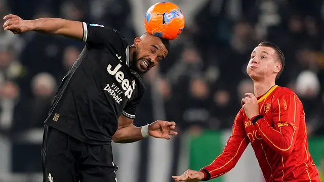Pemain Juventus, Bremer (kiri), berduel dengan pemain Lecce, Francesco Camarda