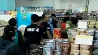 BPOM Surabaya meminta karyawan supermarket menarik produk yang rusak dari rak pajangan. (Liputan 6 SCTV)