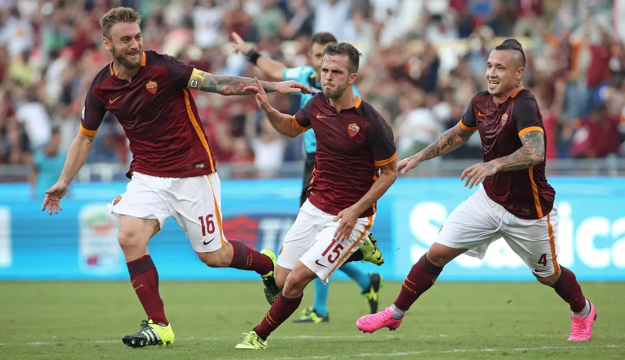 Miralem Pjanic merayakan gol yang dicetaknya ke gawang Juventus. Minggu (30/8/2015). (EPA/Alessandro Di Meo)