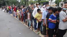 Warga mengantre untuk mendapatkan takjil di depan Kantor Pemerintah Daerah Kabupaten Bogor, Cibinong, Minggu (17/4/2022). Setiap hari selama bulan Ramadhan Pemkab Bogor menyediakan sekitar 400 hingga 500 paket takjil yang berasal dari dinas- dinas di lingkungan Pemkab Bogor (merdeka.com/Arie Basuki