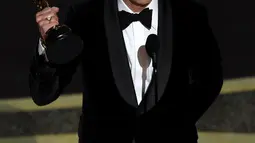 Brad Pitt menyampaikan pidato saat menerima piala Oscar di atas panggung ajang Academy Awards ke-92 yang digelar di Dolby Theatre, Los Angeles, Minggu (9/2/2020). Brad Pitt menyabet penghargaan sebagai Aktor Pendukung Terbaik untuk aktingnya di film Once Upon a Time in Hollywood. (AP/Chris Pizzello)