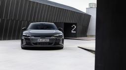 Sebagai sebuah sedan mewah sebuah mobil tentunya harus memiliki desain yang elegan untuk memperkuat karakteristik mewahnya. Audi RS E-Tron GT memiliki tampang yang sangat elegan dan terlihat berwibawa dengan headlamp berbentuk tajam dan sudah menggunakan LED. Karena ini adalah mobil listrik, maka mobil ini memiliki grill khas Audi yang tertutup. (Source: auto-data.net)