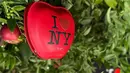 Koleksi musim gugur 2021 dari Kate Spade New York sendiri kembali dengan Spade Flower Jacquard yang ikonis, perpaduan warna graphic black dan cream print, aksen warna bold red dan pink color-block stripe di bagian depan. Foto: Document/Kate Spade New York.