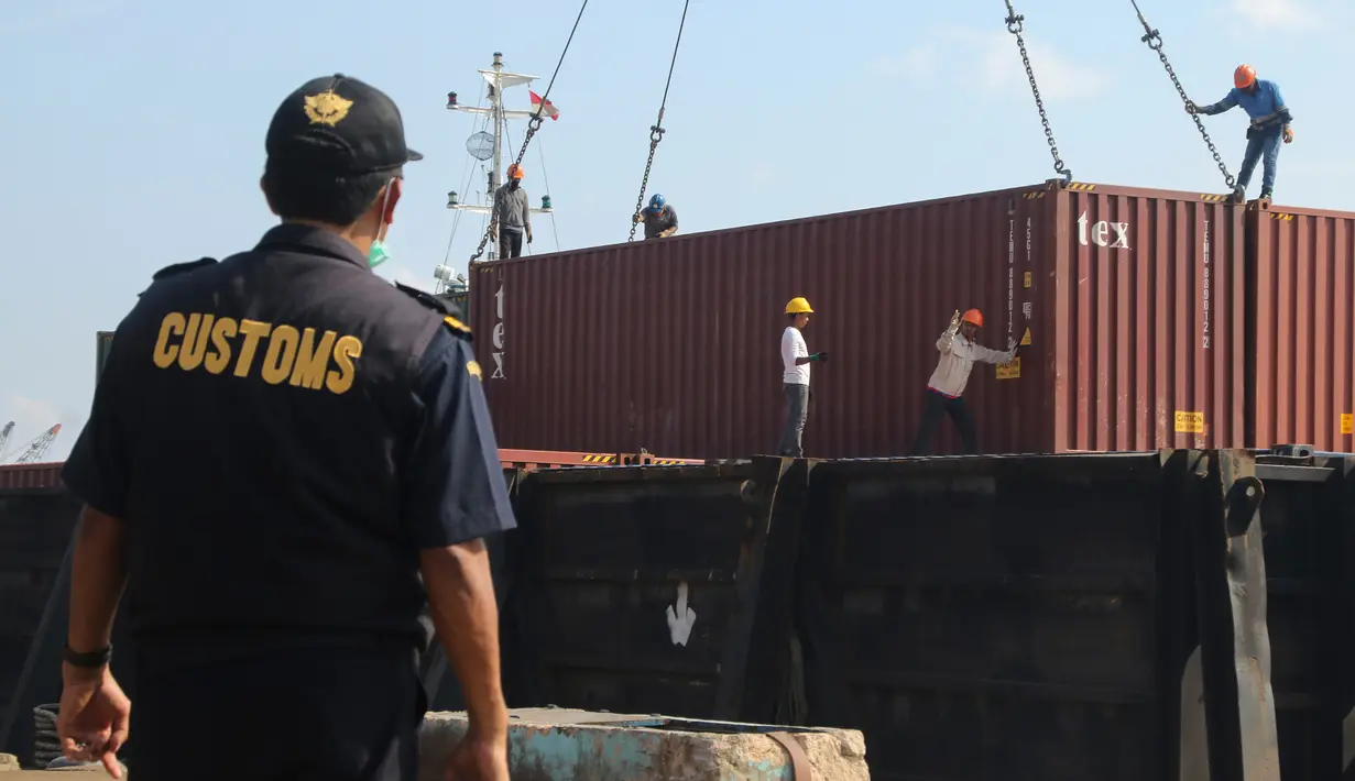 Petugas dengan alat berat mengangkat peti kemas berisi sampah plastik yang mengandung limbah berbahaya dan beracun (B3) ke atas kapal di Batam, Senin (29/7/2019). Indonesia mengirim kembali (re-ekspor) tujuh peti kemas berisi limbah plastik impor ke Prancis dan Hongkong. (SEI RATIFA/AFP)