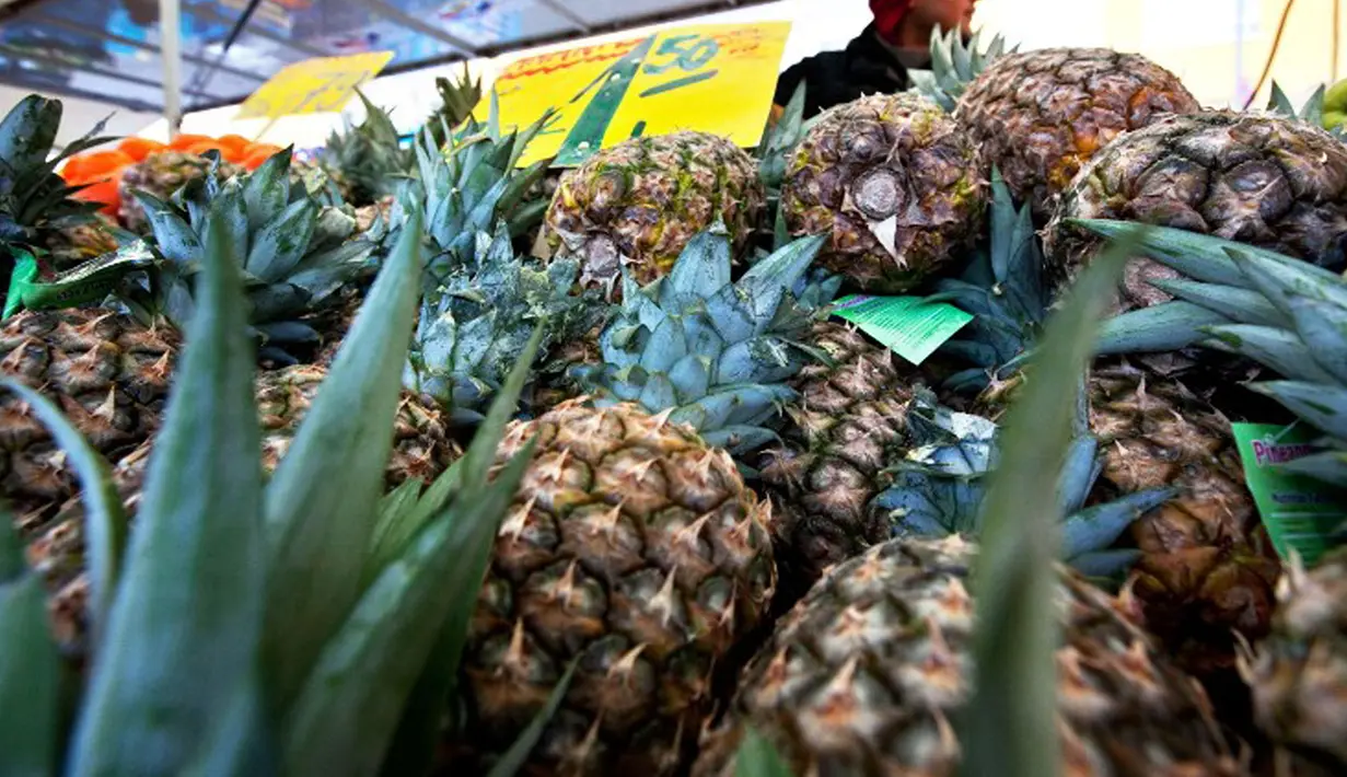 Buah nanas kaya enzim bromelain yang dapat membantu mencegah terbentuknya gas saat proses pencernaan sehingga membuat perut Anda rata. Nanas juga kaya kalium yang membantu membuang air yang tertahan di perut Anda. (AFP PHOTO DAVID GANNON)