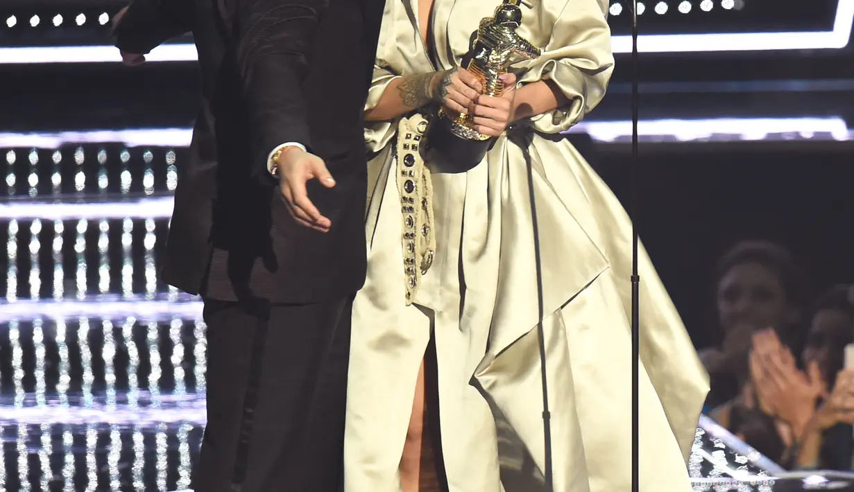 Ada pemandangan berbeda dari ajang penghargaan MTV Video Music Awards atau VMA 2016. Acara digelar Minggu (28/8) waktu Amerika Serikat. Pemandangan berbeda dari biasanya lantaran Drake menyatakan cinta pada Rihanna. (AFP/Bintang.com)