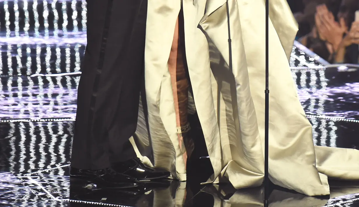 Ada pemandangan berbeda dari ajang penghargaan MTV Video Music Awards atau VMA 2016. Acara digelar Minggu (28/8) waktu Amerika Serikat. Pemandangan berbeda dari biasanya lantaran Drake menyatakan cinta pada Rihanna. (AFP/Bintang.com)