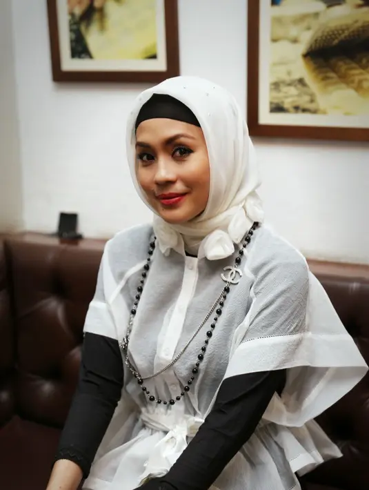 Raslina tengah tertarik melihat kemampuan kaum perempuan dalam membuat sebuah karya. (Nurwahyunan/Bintang.com)