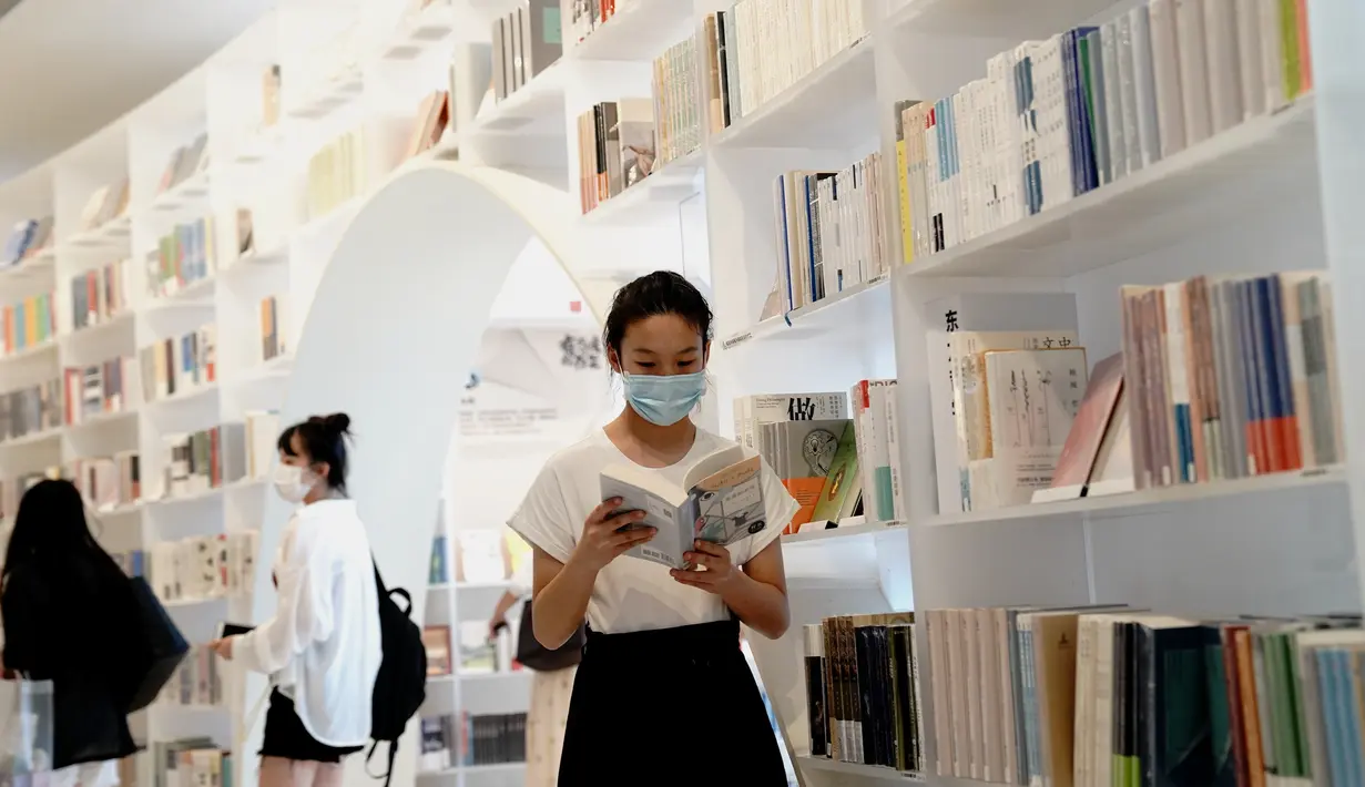 Orang-orang membaca di Toko Buku Duoyun di Shanghai, China timur (16/8/2020). Terletak di Menara Shanghai lantai 52, Toko Buku Duoyun telah menarik banyak pengunjung untuk membaca dan menikmati panorama kota. (Xinhua/Zhang Jiansong)