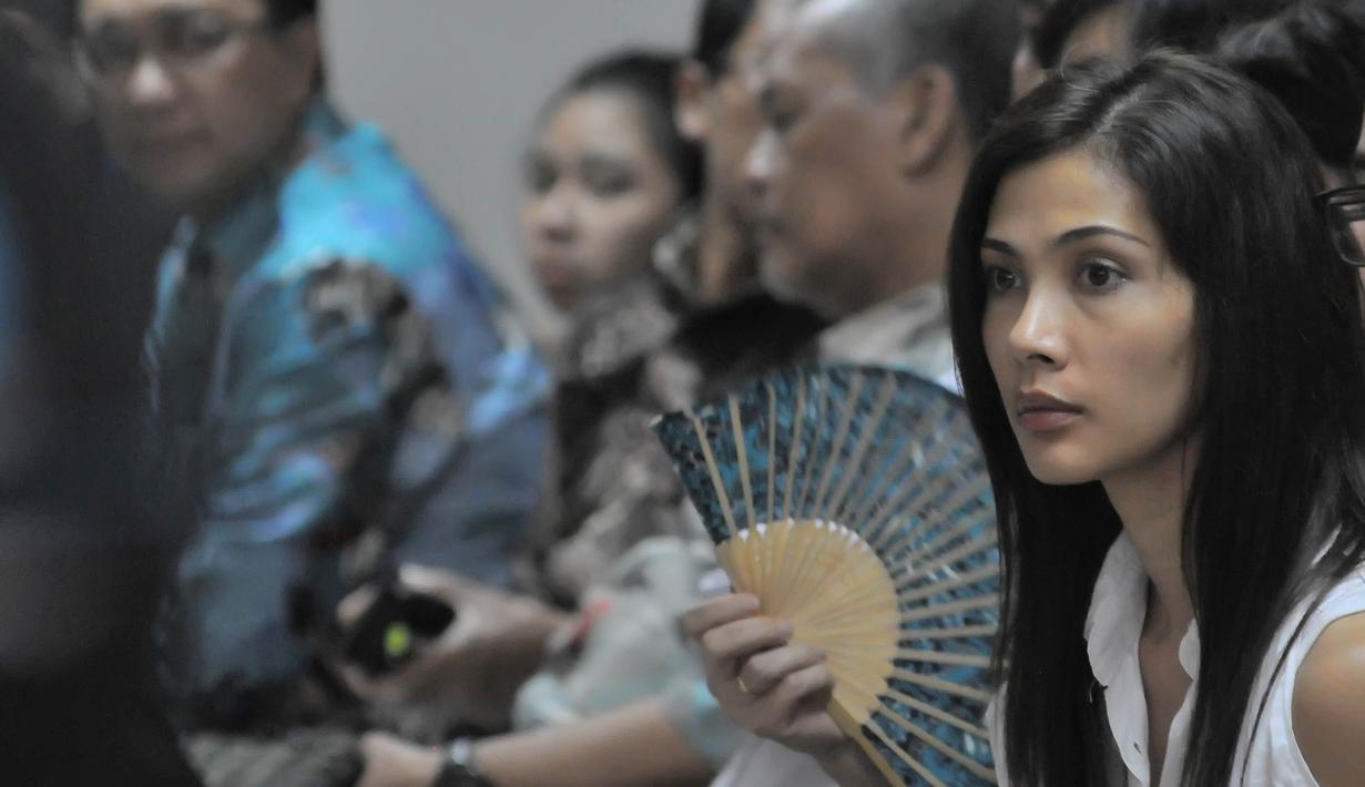 Putri Budi Mulya yang berprofesi sebagai presenter, Nadya Mulya tampak serius memerhatikan persidangan yang dijalani oleh ayahnya (Liputan6.com/Herman Zakharia)
