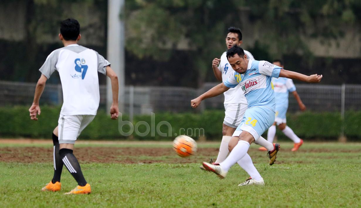Aksi Gendut Doni saat melawan tim wartawan pada laga persahabatan di Stadion Soematri Brojonegoro, Jakarta (19/4/2017). Pertandingan ini untuk meramaikan HUT PSSI ke-87. (Bola.com/Nicklas Hanoatubun)