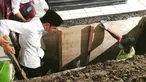 Presiden Joko Widodo atau Jokowi saat turun ke liang lahat untuk memakamkan jenazah ibundanya Sudjiatmi Notomihardjo di pemakaman keluarga di Mundu, Kabupaten Karanganyar, Jawa Tengah, Kamis (26/3/2020). Sujiatmi Notomiharjo wafat pada Rabu 25 Maret 2020 pukul 16.45 WIB. (dok.istimewa)