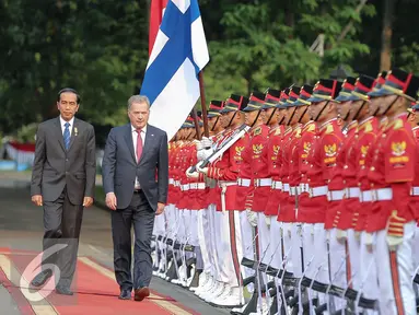 Presiden Jokowi menerima kunjungan kehormatan Presiden Finlandia Sauli Niinisto di Istana Merdeka, Jakarta, Selasa (3/11). Pertemuan tersebut akan membahas tata kelola lahan gambut untuk mengantisipasi bencana kebakaran hutan. (Liputan6.com/Faizal Fanani)