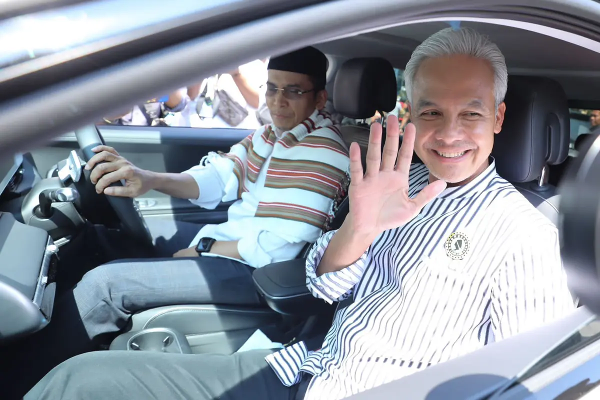 Bakal calon presiden (Bacapres) 2024 Ganjar Pranowo tampak mesra bersama Ketua Harian DPP Partai Perindo Muhammad Tuan Guru Bajang (TGB) Zainul Majdi dalam lawatannya ke Nusa Tenggara Barat (NTB). (Istimewa)