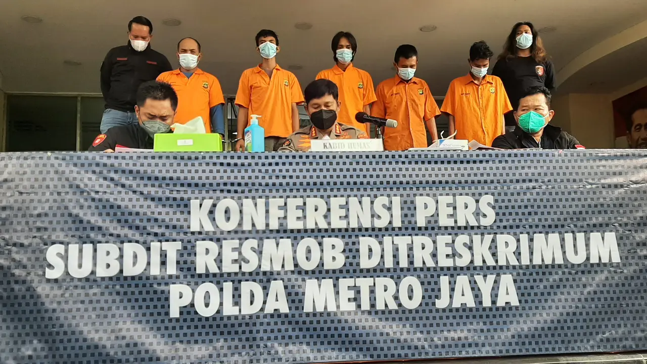 Kawanan perampok menyatroni sebuah ruko di Jalan Sawangan, Pancoran Mas Depok. Para pelaku menyekap satu keluarga bersama karyawan. Berangkas berisi uang Rp140 juta ludes dibawa kabur.