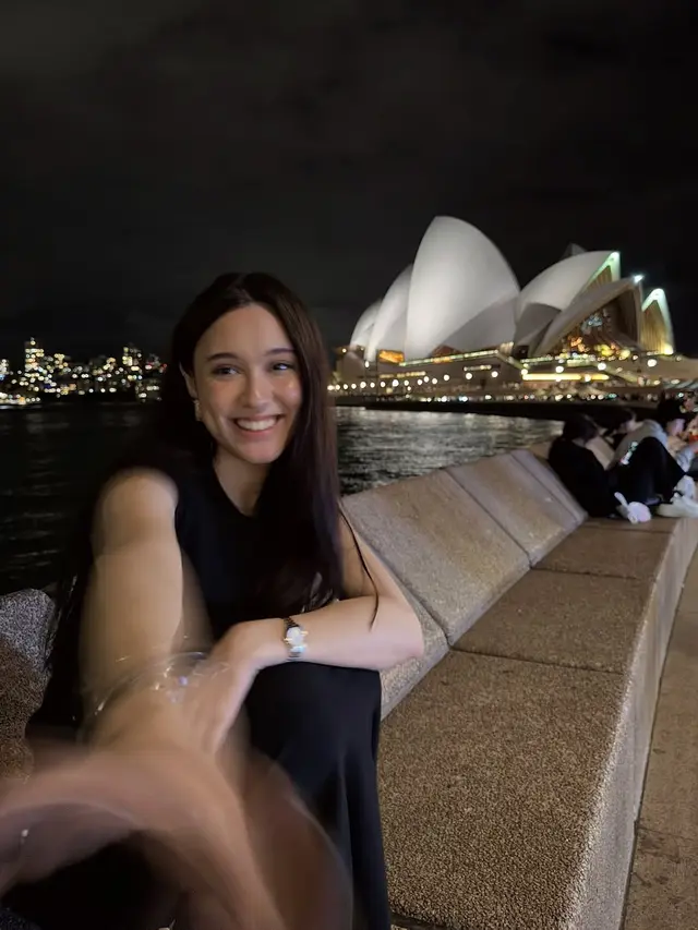 6 Potret Gaya Chic Yasmin Napper Liburan di Australia, Elegan Minimalis