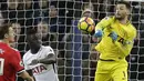 Kiper Tottenham, Hugo Lloris meninju bola dari kejaran pemain Manchester United, Nemanja Matic (kiri)  pada lanjutan Premier League di Wembley stadium, (31/1/2018). Spurs menang 2-0. (AP/Alastair Grant)
