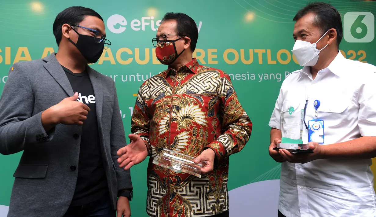 (ki-ka) CEO and Founder eFishery Gibran Huzaifah, Ketua Masyarakat Akuakultur Indonesia (MAI) Rokhmin Dahuri dan Direktur Pakan dan Obat Ikan KKP Ujang Komarudin berbincang di sela-sela Indonesia Aquaculture Outlook 2022 di Jakarta, Kamis (16/12/2021). (Liputan6.com/HO/Audy)