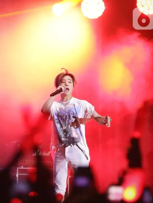 Boyband asal Korea Selatan, iKON menghibur penonton pada festival musik GUDFEST 2019 hari pertama di Helipad Parking Ground, Senayan, Sabtu (2/11/2019). Kehadiran iKON dalam GUDFEST merupakan yang pertama setelah Hanbin atau B.I memutuskan hengkang. (Fimela.com/Bambang E. Ros)