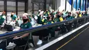 Pemain timnas softball Australia menunggu tes antigen setelah tiba di Bandara Internasional Narita, Jepang, Selasa (1/6/2021). Timnas softball Australia termasuk di antara yang paling awal datang untuk Olimpiade Tokyo. (Behrouz Mehri/Pool Photo via AP)