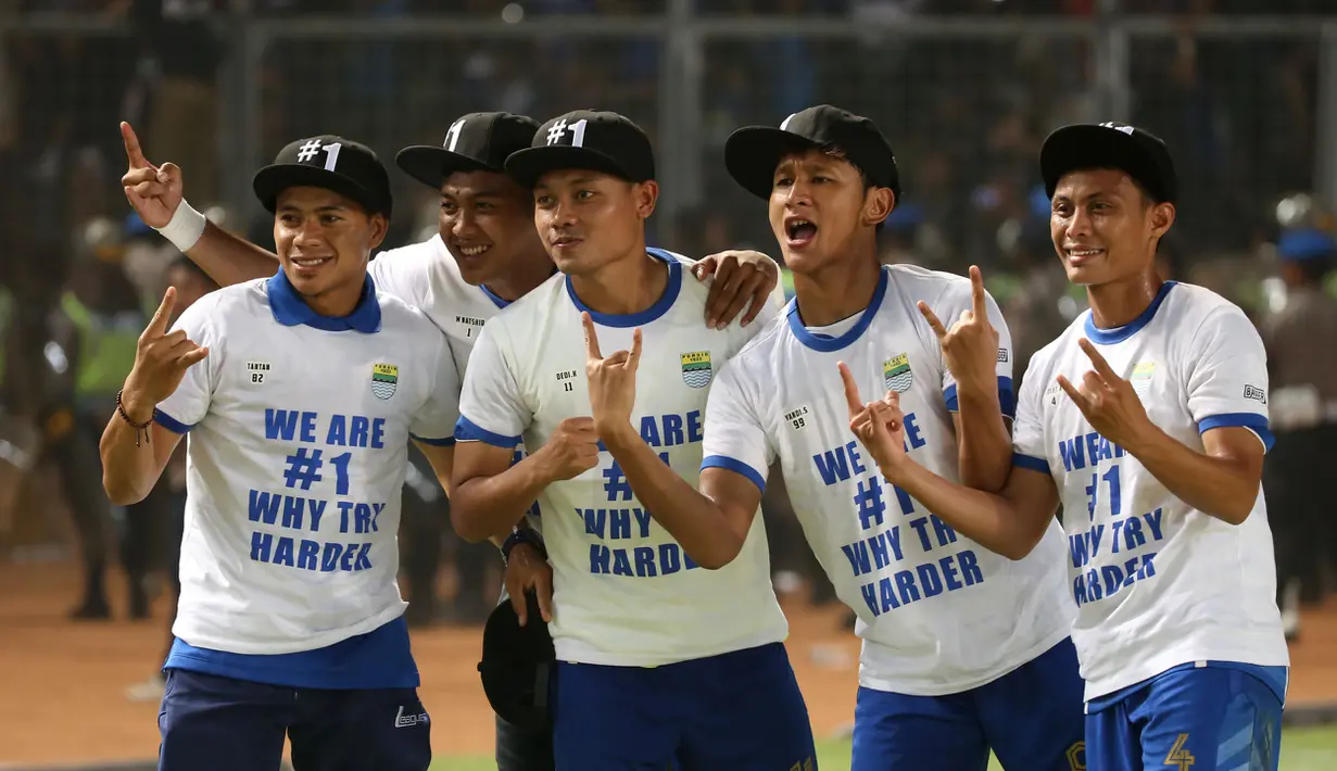 Gaya pemain Persib saat merayakan kemenangan Persib atas Sriwijaya FC 2-0 dalam Final Piala Presiden 2015 di Stadion Utama Gelora Bung Karno, Jakarta, Minggu (18/10/2015). (Bola.com/Nicklas Hanoatubun)