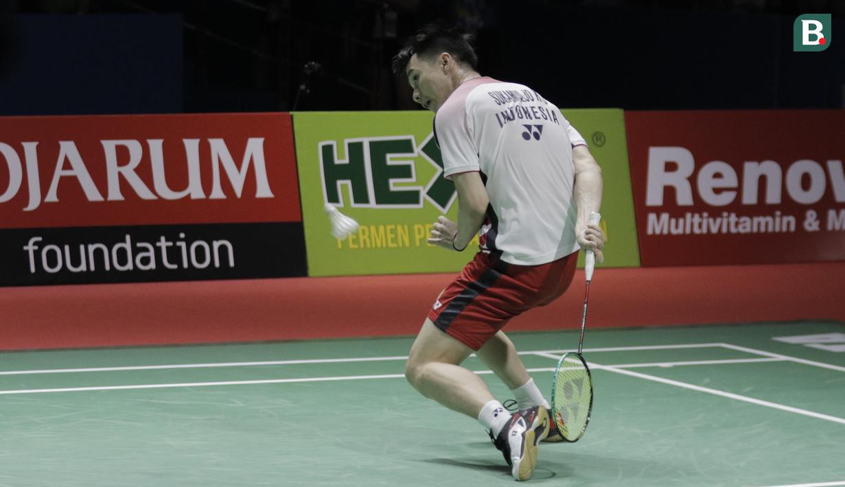 Pebulutangkis Indonesia, Kevin Sanjaya, mengembalikan kok saat melawan wakil Jepang, Takuto Inoue/Yuki Kaneko pada final Indonesia Open di Istora Senayan, Minggu, (8/6/2018). Kevin/Marcus menang 21-13 dan 21-16. (Bola.com/M Iqbal Ichsan)