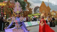 Peserta mengikuti Gorontalo Karnaval Karawo di lapangan Taruna Remaja, Kota Gorontalo, Sabtu (20/10). Agenda tahunan ini digelar untuk promosi dan peningkatan ekonomi perajin kain Karawo sebagai sulaman khas Gorontalo (Liputan6.com/Rahmad Arfandi Ibrahim)