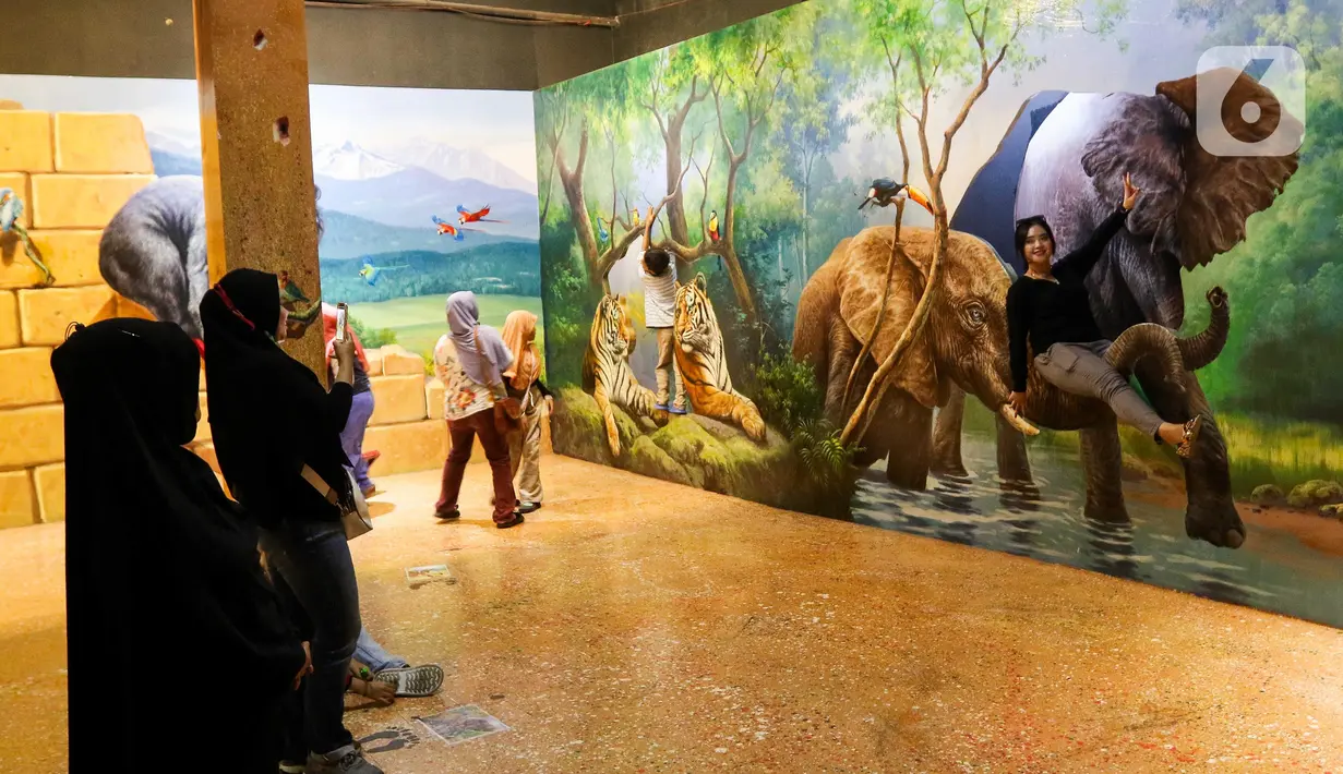 Warga juga bisa berwisata di wahana lighting art, dan magic art 3D. (Liputan6.com/Herman Zakharia)