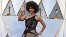 Aktris Halle Berry melambaikan tangan sambil berpose di karpet merah ajang Oscar 2017 di Dolby Theatre, Los Angeles, Minggu (26/2). Datang sendiri ke Oscar 2017, Halle Berry tampil percaya diri dengan berambut kribo. (Photo by Jordan Strauss/Invision/AP)