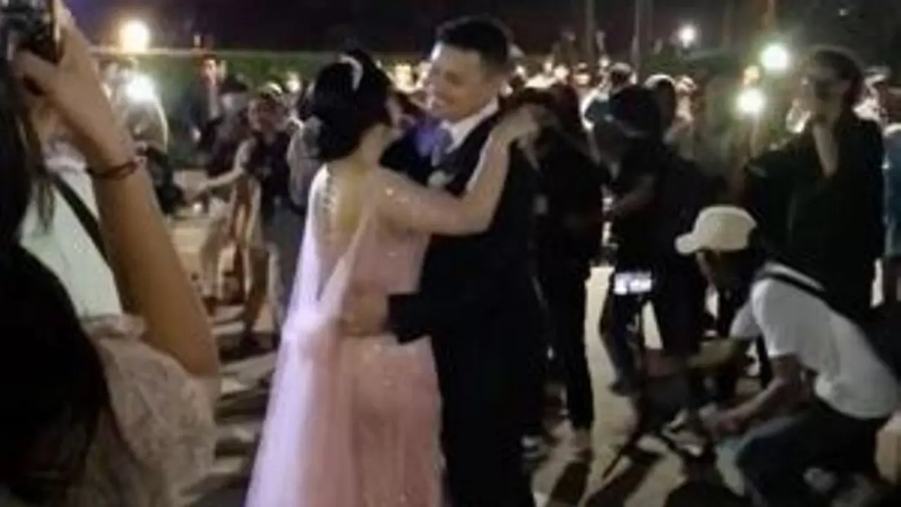 Viral Pengantin Rayakan Pernikahan di Citayam Fashion Week