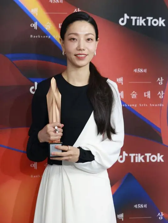 <p>Bintang HELLBOUND, Kim Shin Rok tampil kece dalam balutan gaun warna hitam putih asimetris. (Instagram/enter_just).</p>