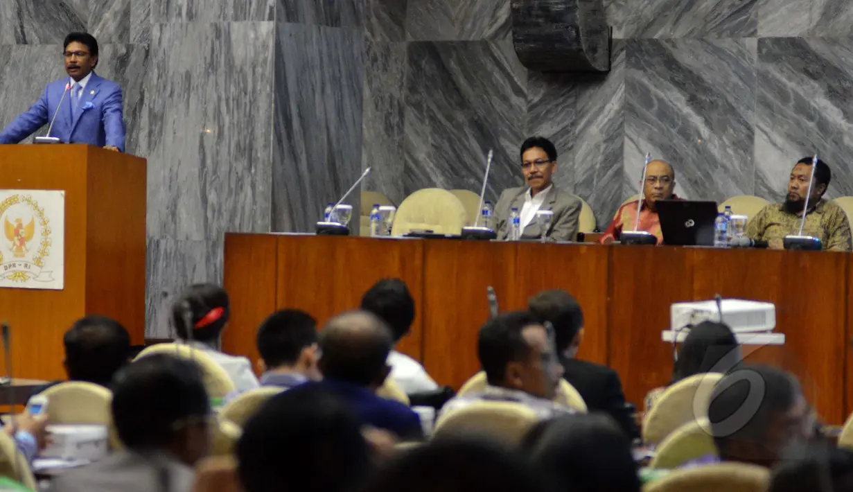 Wakil Ketua Fraksi Partai NasDem Johnny G Plate (kiri) membuka Seminar bertema “Membedah Pelaksanaan Otonomi Daerah Dalam Memperkuat Pemerintahan Daerah dan Deomokrasi di Indonesia” Jakarta, Jumat ( 10/4/2015). (Liputan6.com/Andrian M Tunay)