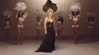 Shakira dalam videoklip La La La (USMagazine)