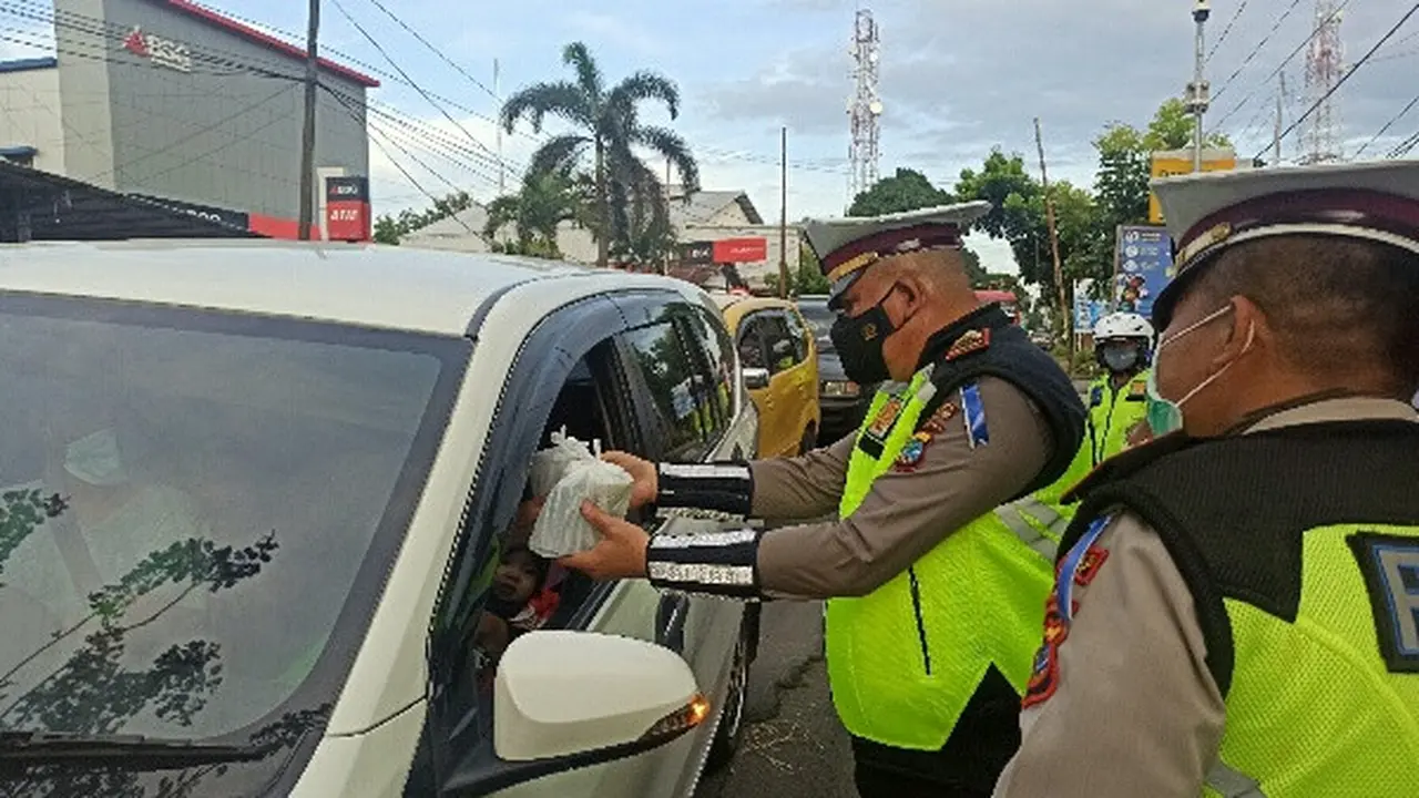 Satlantas Polres Minahasa Utara berbagi takjil menjelang buka puasa, Sabtu (24/4/2021).