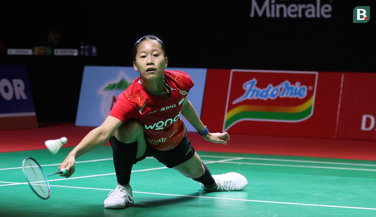 Putri Kusuma Wardani di luar dugaan tumbang dari pemain underdog asal Taiwan, Huang Yu-Hsun pada babak 16 besar Indonesia Masters 2026 di Istora Senayan, Jakarta, Kamis (22/1/2026). Putri KW takluk dalam pertandingan rubber gim dengan skor 17-21, 21-19, dan 17-21. (Bola.com/M Iqbal Ichsan)