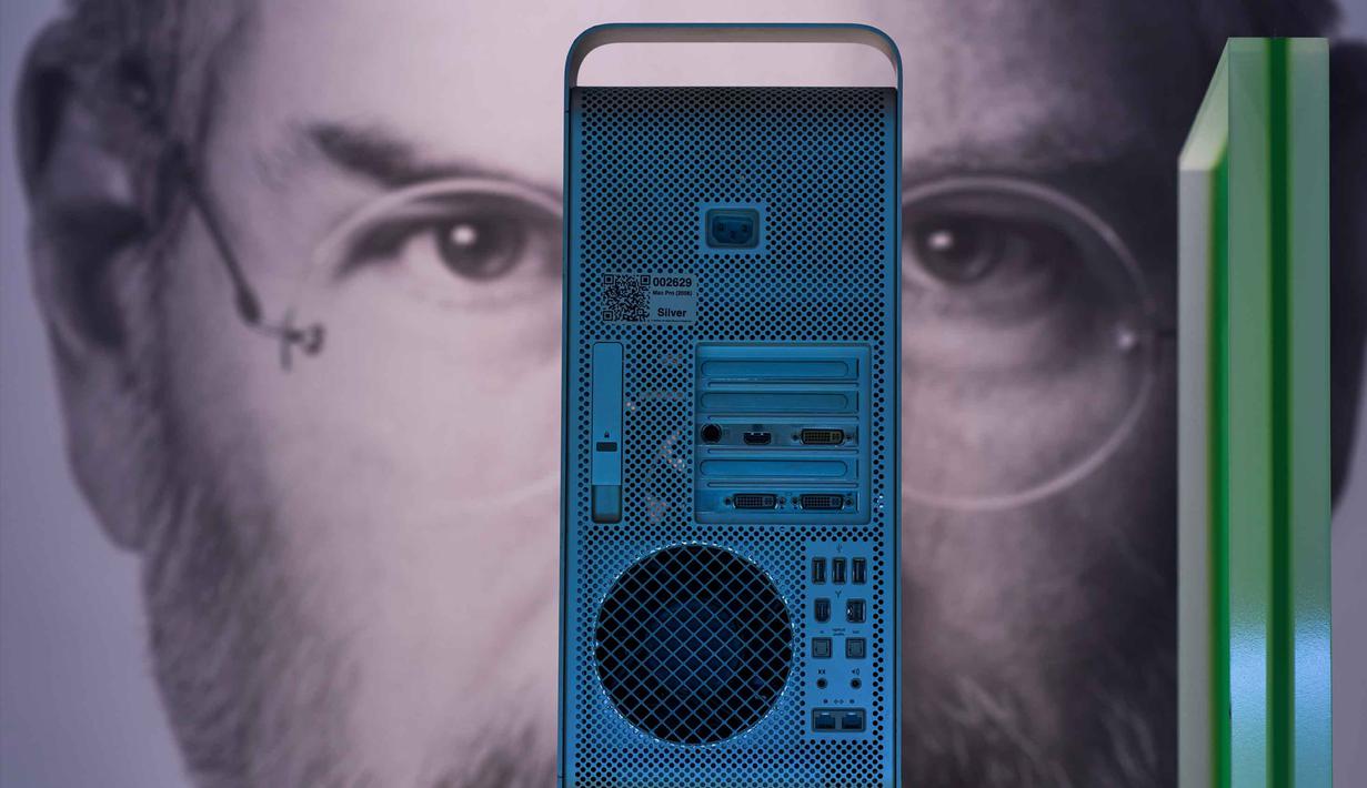 Sebuah Mac Pro keluaran tahun 2006 dipajang bersama foto mantan CEO Apple, Steve Jobs, di Museum Apple baru yang menelusuri 50 tahun inovasi merek ikonik tersebut, di Utrecht, Belanda, Rabu, 1 April 2026. Merayakan 50 tahun inovasi, Apple memamerkan koleksi perangkat bersejarah dari lima dekade, termasuk komputer lawas hingga iPhone. (AP Photo/Peter Dejong)