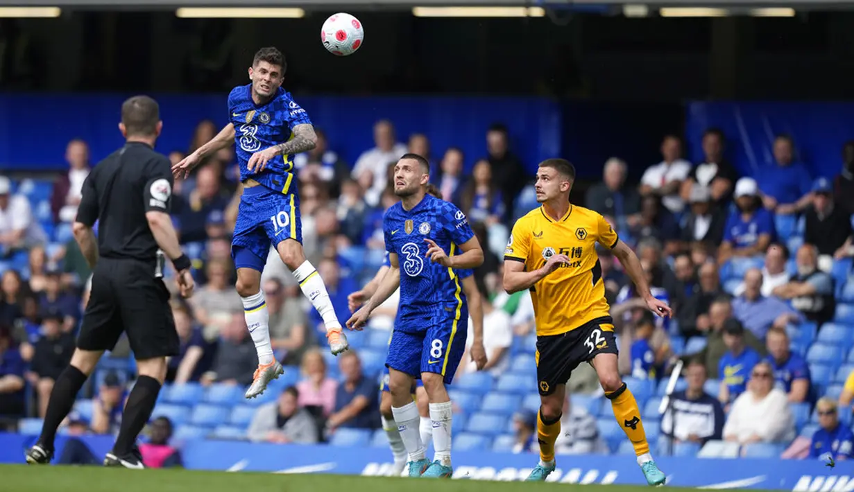 <p>Pemain Chelsea Christian Pulisic (kiri atas) melompat untuk merebut bola saat melawan Wolverhampton Wanderers pada pertandingan sepak bola Liga Inggris di Stadion Stamford Bridge, London, Inggris, 7 Mei 2022. Pertandingan berakhir 2-2. (AP Photo/Frank Augstein)</p>