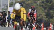 Atlet balap sepeda Indonesia, Nurfendi (belakang) bersama pilotnya Mufti Fadilah (depan) memacu kecepatan dalam kategori Road Cycling Men's B - Time Trial di ASEAN Para Games 2025 di Suranaree University of Technology, Nakhon Ratchasima, Thailand, Rabu (21/1/2026). Nurfendi berhasil meraih emas pertama untuk kontingen Indonesia. (DOK NPC Indonesia)