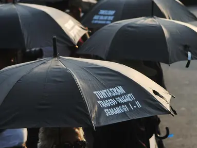 Anggota Jaringan Solidaritas Korban untuk Keadilan melakukan aksi Kamisan yang ke 442 di depan Istana Merdeka, Jakarta, Kamis (12/5). Mereka menuntut penyelesaian tragedi 1998 dan Kasus Trisakti. (Liputan6.com/Gempur M Surya)