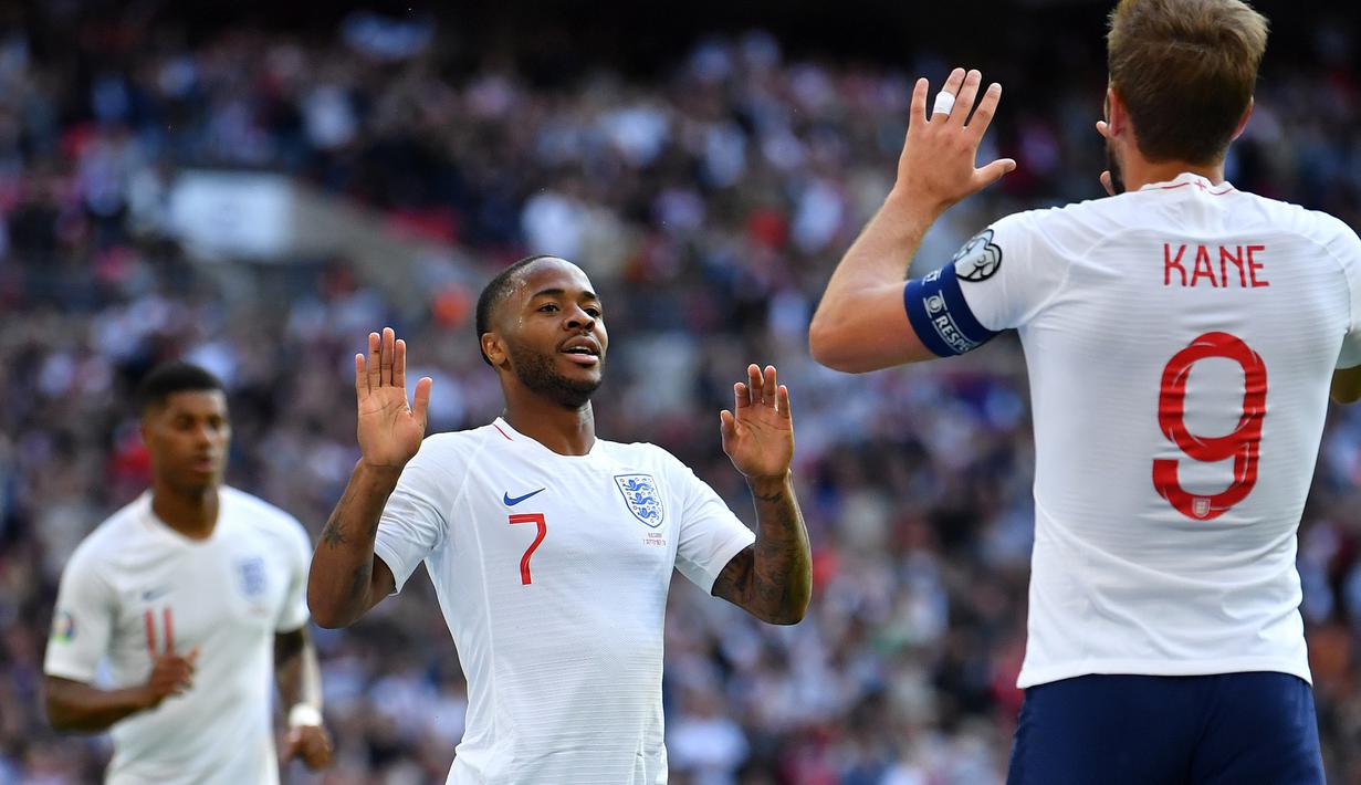 Gelandang Inggris, Raheem Sterling, merayakan gol yang dicetaknya ke gawang Bulgaria pada laga Kualifikasi Piala Eropa 2020 di Stadion Wembley, London, Sabtu (7/9). Inggris menang 4-0 atas Bulgaria. (AFP/Ben Stansall)