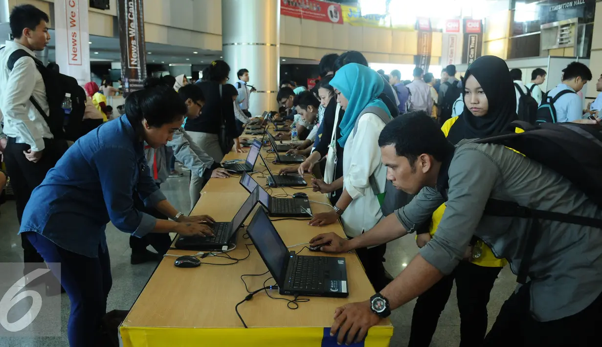 Pencari kerja mengisi aplikasi komputerisasi pada Indonesia Career Expo 2016 di SMESCO Exhibiton Hall, Jakarta, Jumat (8/1/2016). Berdasar data BPS pada Agustus 2015, jumlah penganggur terbuka mencapai 7,56 juta orang. (Liputan6.com/Helmi Fithriansyah)