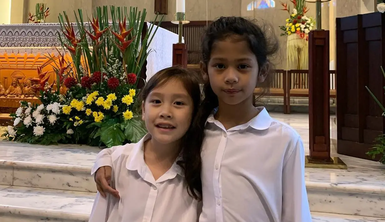 Anak-anaknya sangat dekat meski tidak sedarah, parenting Celine Evangelista bikin salut. Sama seperti ketiga anaknya yang lain, Celine juga selalu merayakan ulang tahun Jemima Guri. Tak hanya dekat dengan Celine, Jemima juga dekat dengaan Dirly Idol dan Stefan William. Kenakan baju putih senada saat Hari Raya Paskah pada April 2019 lalu, kakak adik ini makin kompak. (Liputan6.com/IG/@jelley.koaci)