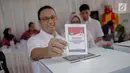 Gubernur DKI Anies Baswedan memasukkan surat suara ke dalam kotak suara saat melakukan pencoblosan dalam Pemilu 2019 di TPS 60 Cilandak Barat, Jakarta Selatan, Rabu (17/4). Anies tercatat di nomor urut 118 dari 230 pemilih yang terdaftar di Daftar Pemilih Tetap (DPT). (Liputan6.com/Faizal Fanani)