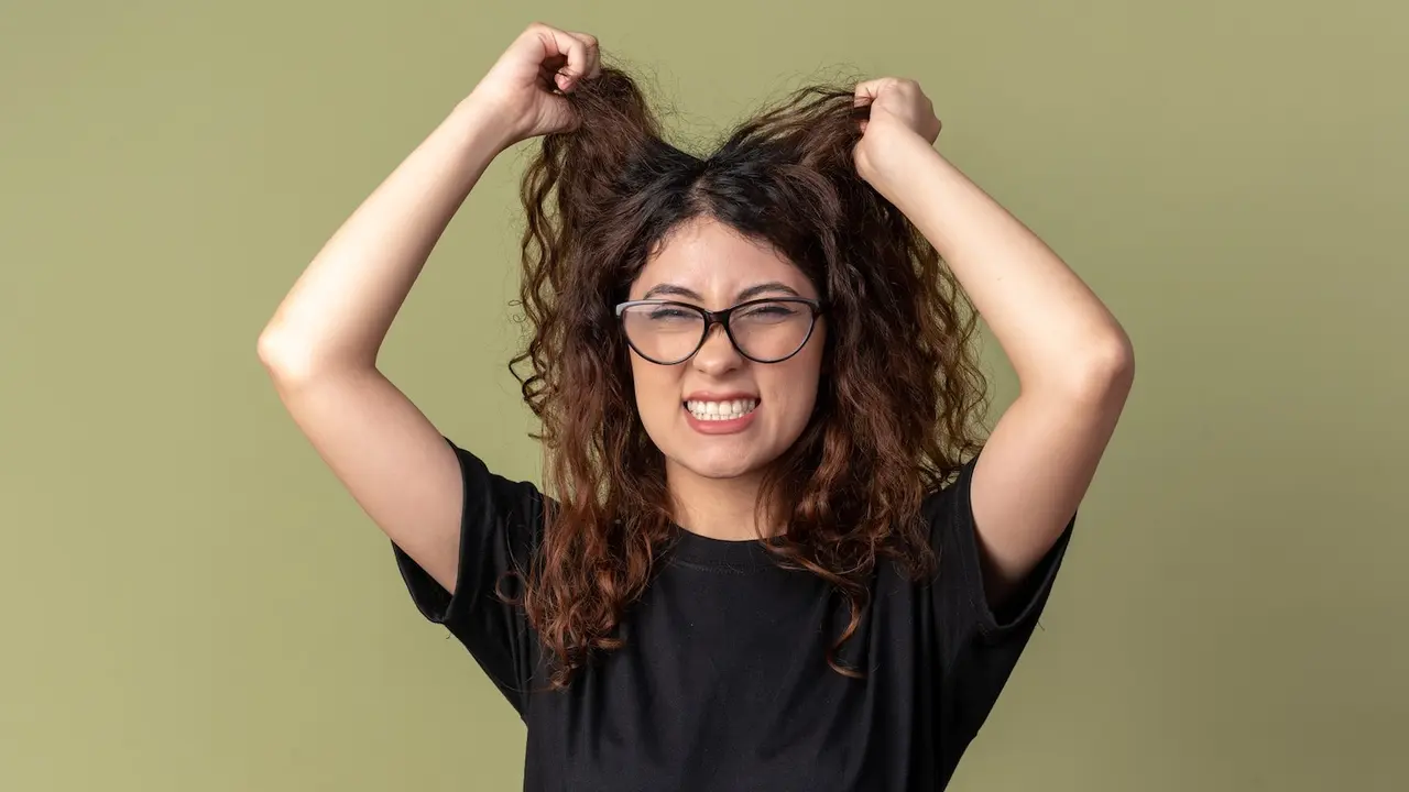 Ilustrasi rambut rontok pada wanita