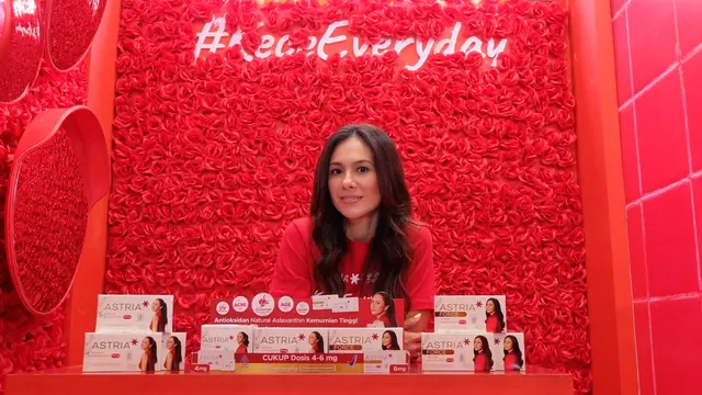 Merasakan manfaat suplemen antioksidan pada kesehatan kulit, Wulan Guritno kini berkolaborasi dengan Astria. (Dok Astria)
