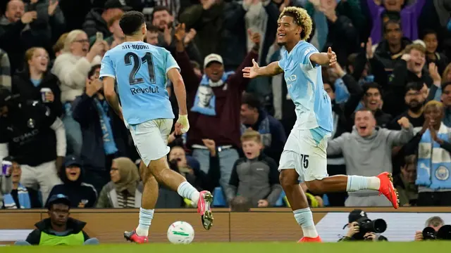 Pemain Manchester City Floyd Samba merayakan golnya