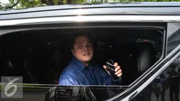 Erick Thohir menyapa wartawan saat berada didalam mobil usai usai bertemu Presiden Joko Widodo di Istana Merdeka, Jakarta, Selasa (5/1/2016). Erick datang ke Istana Negara dengan ditemani auditor dari Price Waterhouse Cooper. (Liputan6.com/Faizal Fanani)