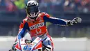 Pebalap Ducati, Andrea Dovizioso, merayakan keberhasilannya finis tercepat di MotoGP Catalunya, Barcelona, Minggu (11/6/2017). Dovizioso menorehkan catatan waktu 44 menit 41,518 detik. (EPA/Alejandro Garcia)