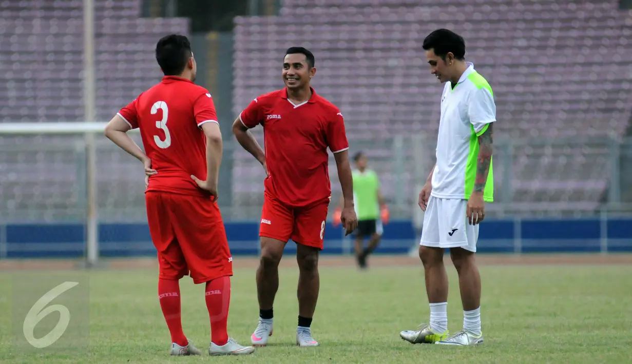 Pesepakbola klub Persib Bandung, Firman Utina (tengah) berbincang dengan rekan setimnya usai berlatih bersama di Stadion GBK Jakarta, Rabu (29/7/2015). Latihan ini untuk mengisi kekosongan kompetisi pasca pembekuan PSSI. (Liputan6.com/Helmi Fithriansyah)