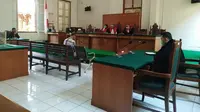 Pengadilan Negeri Makassar menjatuhkan hukuman pidana kepada eks Bendahara Brimob Polda Sulsel, Iptu Yusuf Purwantoro selama 2 tahun 6 bulan penjara (Liputan6.com/ Eka Hakim)